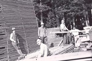 Das Foto aus der Sammlung von Corinna und Peter Aschauer zeigt Arbeiter des Windhof-Sägewerks um 1928, die zehn Jahre später ihren angestammten Arbeitsplatz verloren haben. Foto: Digitalarchiv Schabert