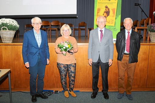 Von Martin Maurer (Zweiter von rechts) mit der D’Kräz-Medaille geehrt werden (von links) Josef Bulach, Anneliese Müller und Heinz Broghammer. Foto: Ziechaus