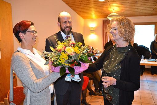 Noch-Bürgermeisterin Petra Nych (rechts) gratulierte Sascha Dengler und überreichte dessen Gattin Diana einen Blumenstrauß.  Foto: Kunert