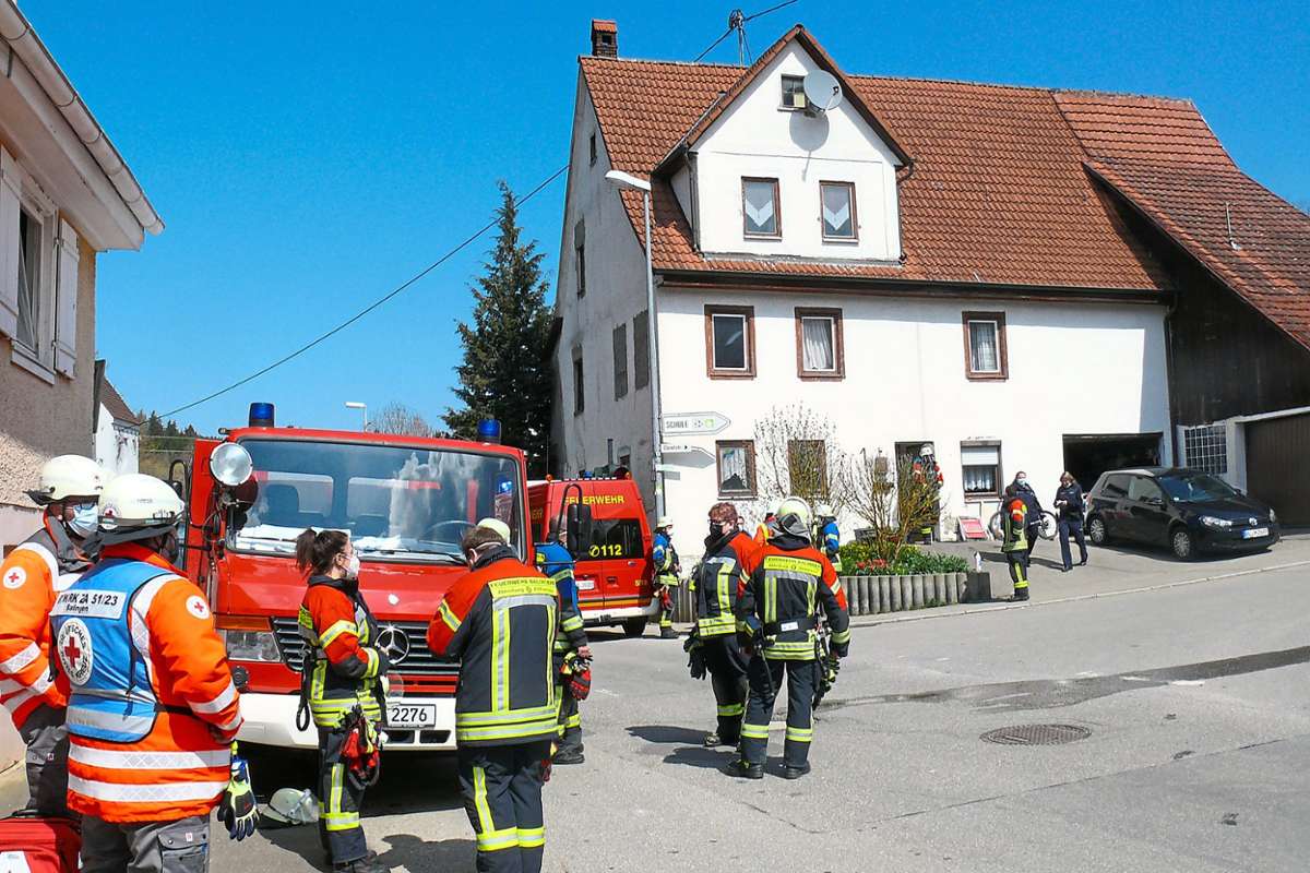 Fünf Personen sind bei einem Brand in Zillhausen leicht bis mittelschwer verletzt worden. Sie wurden in Krankenhäuser gebracht. Foto: Visel