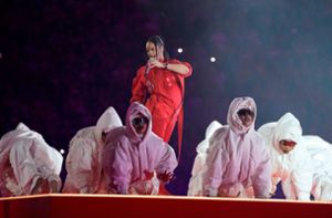 Rihanna mit sichtbarem Bäuchlein bei der Halftime Show – umgeben von ihren Tänzern. Foto: AFP/TIMOTHY A. CLARY