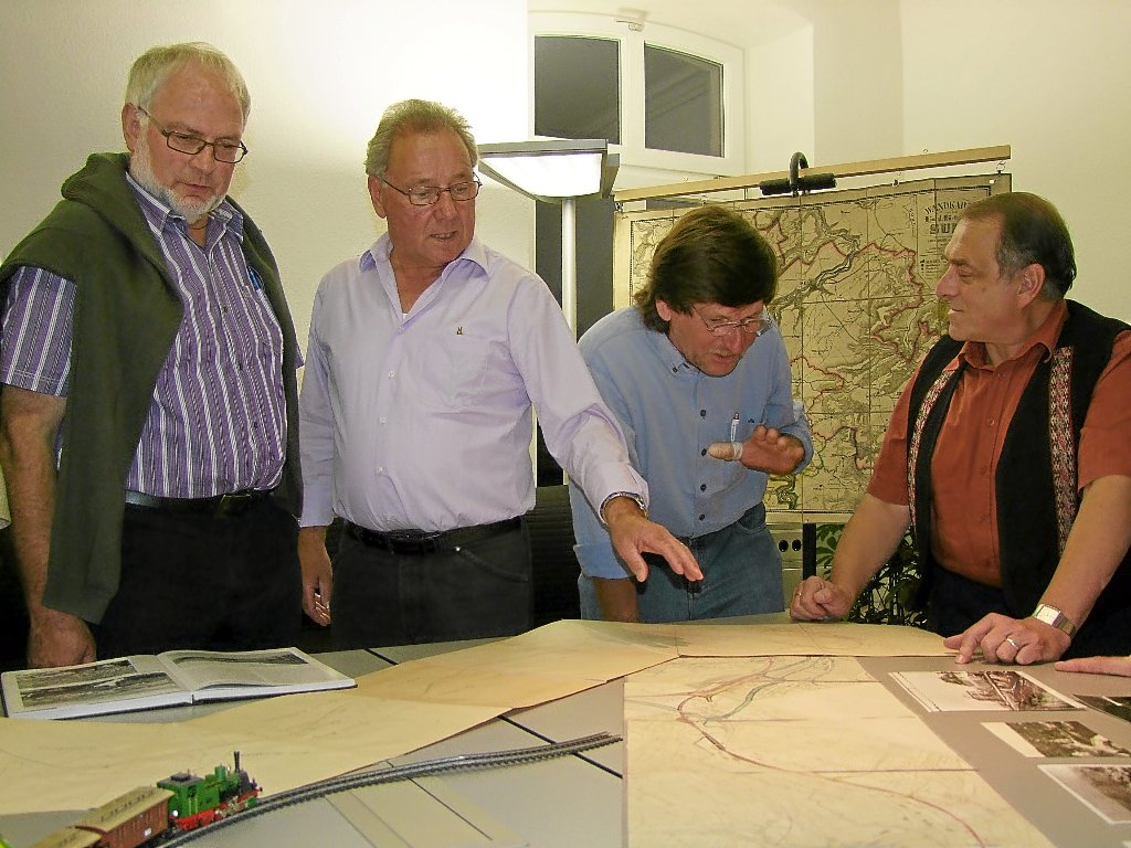 Anhand von Plänen veranschaulichten Herwart Kopp (Zweiter von links) und Paul T. Müller (rechts) ihre Ausführungen zur Sulzer Bahngeschichte. Foto: Horst Foto: Schwarzwälder-Bote