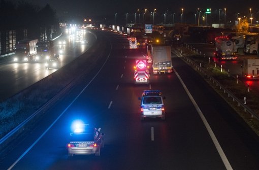 Der Konvoi mit MH17-Wrackteilen auf der Autobahn A2 in Niedersachsen. Foto: dpa