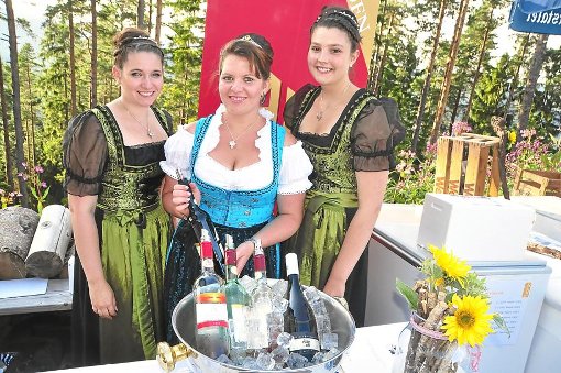 Weinverkostung hoch oben über Baiersbronn. Auch Weinprinzessin Lisa Wild (Bild rechts, Mitte), Vanessa Decker (links) und Katharina Maurath (rechts) aus Sasbachwalden kredenzten edle Tropfen. Foto: Schwark