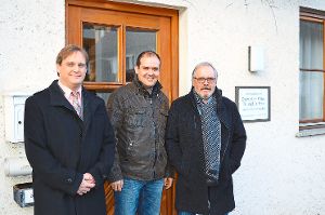 Bürgermeister Stefan Hammer (von links) freut sich, dass Thomas Schmidt die Nachfolge von Heinz-Peter Herr antritt.  Foto: Cools Foto: Schwarzwälder-Bote
