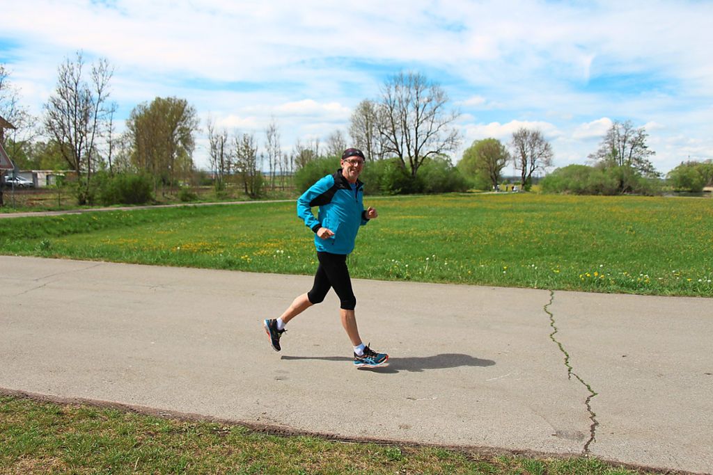Flott unterwegs ist Wolfram Rothweiler beim Laufen: Er gibt Tipps, wie aus Laufanfängern wahre Dauerläufer werden.Foto: Wieland