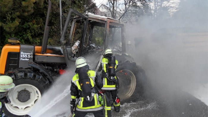 Traktor fängt Feuer und explodiert
