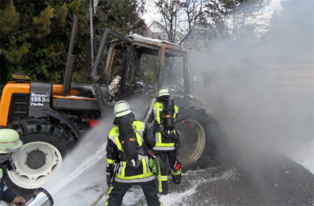 In Gechingen hat ein Traktor gebrannt. Die Rauchsäule war bis nach Calw zu sehen.