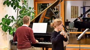 Mit verschiedenen Vorspielen bringen die Schüler der Wildberger Musikschule Freude ins Alten- und Pflegeheim. Foto: Roderburg-Eimann