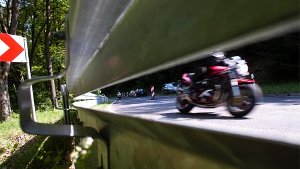 Motorradfahrer stürzt zehn Meter hohen Hang hinab - schwer verletzt