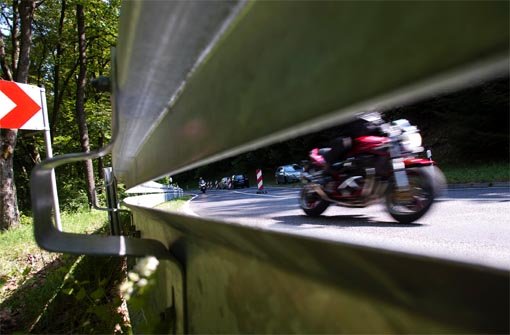 Der Motorradfahrer musste eine Vollbremsung machen und ist dabei vom Motorrad gefallen. (Symbolbild) Foto: dpa