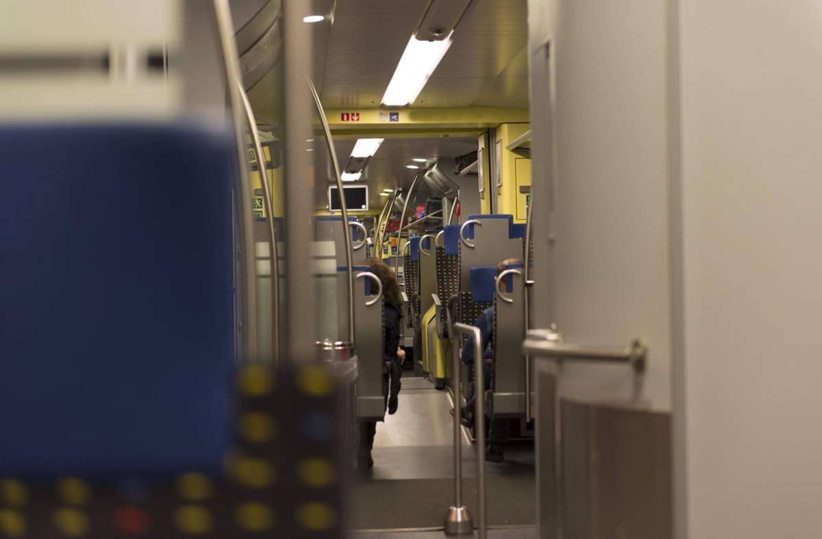 Ekel-Vorfall im Kreis Regensburg: 26-Jähriger randaliert in Zug und pinkelt in Flasche - Urin trifft Menschen