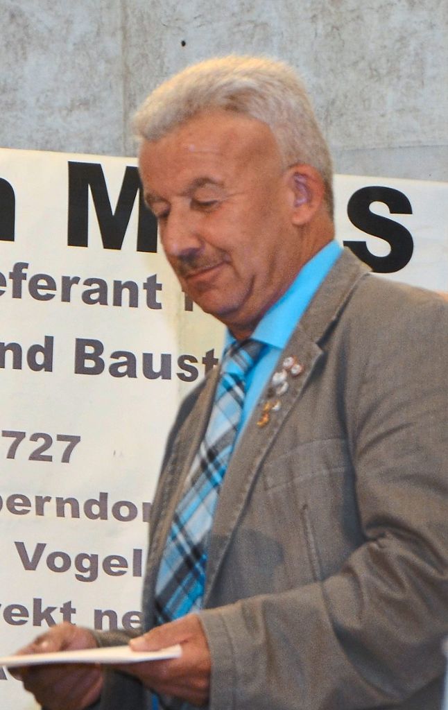 Hansi Heinzmann (links) und Roland Steinwandel wird die Landesehrennadel verliehen.