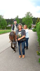 Noch einmal auf einem Pferd sitzen – diesen Wunsch erfüllte Petra Buchholz einer  Seniorin.  Foto: Privat Foto: Schwarzwälder Bote