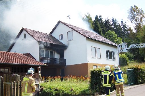 Schnell unter Kontrolle hatte die Feuerwehr den Brand in einem Wohnhaus – der Bewohner jedoch ist verletzt. Foto: Bolkart