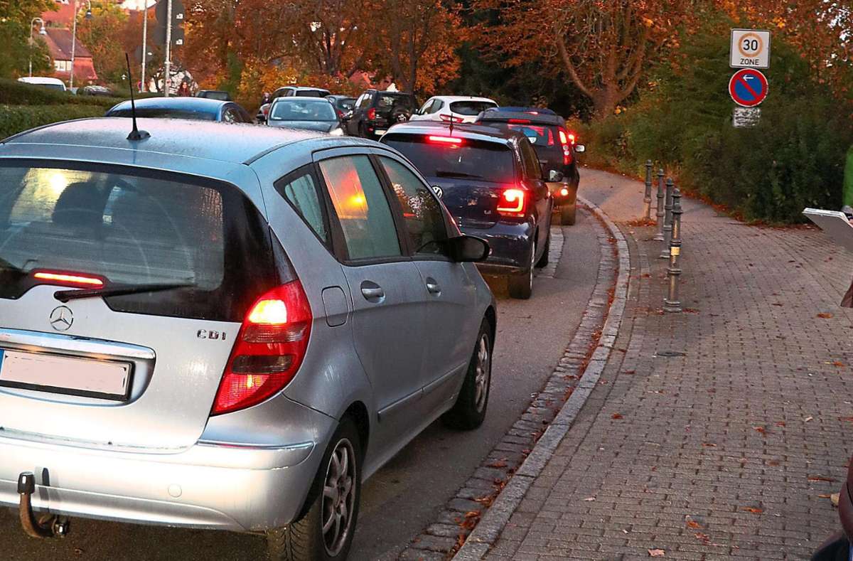 Eltern-Taxis halten regelmäßig vor der Eichendorffschule in Donaueschingen. (Archivfoto).
