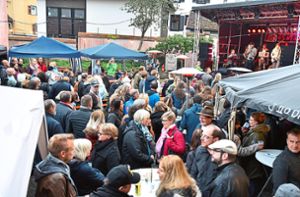 Proppenvoll war beim Stadtfest 2017 meist der Platz vor der St.-Maria-Kirche, wie beim Auftritt der Schramberger Formation Oyster Supply. Foto: Wegner