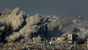 Einige Tage Ruhe? – Israelische Bomben treffen Gebäude im nördlichen Gazastreifen. Foto: AFP/Fadel Senna