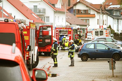 Die 75-Jährige wurde von den Feuerwehrleuten aus der Wohnung gerettet und mit dem Verdacht auf eine Rauchvergiftung mit dem Krankenwagen abtransportiert. Foto: Huger