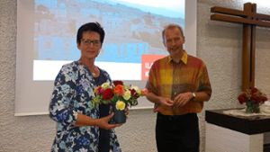 Blumen gab es für Gudrun Adams von  Pastor Hans-Ulrich Hofmann von der evangelisch-methodistischen Kirche.  Foto: Kodweiß Foto: Schwarzwälder Bote