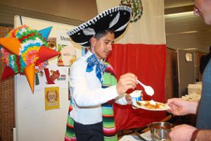 Viva Mexico: ebenfalls im typischen Outfit aus der Heimat präsentierte dieser Student die mexikanischen Spezialitäten. Foto: Schwarzwälder Bote