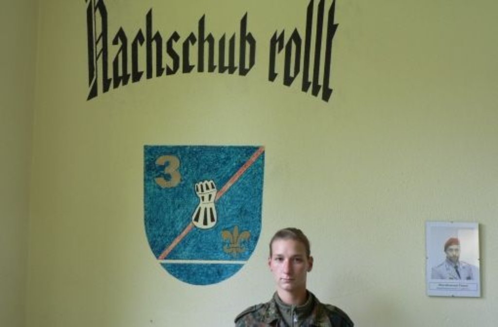 „Ich bin stolz darauf, Deutschland zu dienen“: Carolin Gieser steht vor dem Wappen des Das Wappen ist 3. Logistikbataillon 461 in ihrer Kaserne in Walldürn