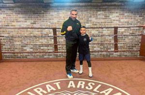 Ufuk Gültekin aus Bisingen trainiert jetzt mit dem ehemaligen Box-Weltmeister Firat Arslan Foto: Wahl