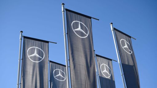 Die Deutsche Umwelthilfe klagt gegen Mercedes-Benz, weil das Stuttgarter Unternehmen  Verbrenner-Pkw verkauft. (Symbolbild) Foto: AFP/THOMAS KIENZLE