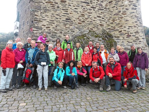 Die Ostdorfer Wandergruppe hat sich vor der Burg Eltz zum Foto aufgestellt.  Foto: Privat Foto: Schwarzwälder-Bote