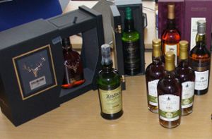 Eine Frau hatte edlen Whisky im Wert von 10 000 Euro im Kofferraum. Foto: Hauptzollamt Singen