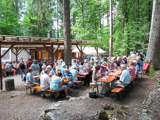 Unter den schattenspendenden Bäumen ließen es sich die Gäste des Röserhüttenfestes gut gehen. Foto: Selter-Gehring Foto: Schwarzwälder-Bote
