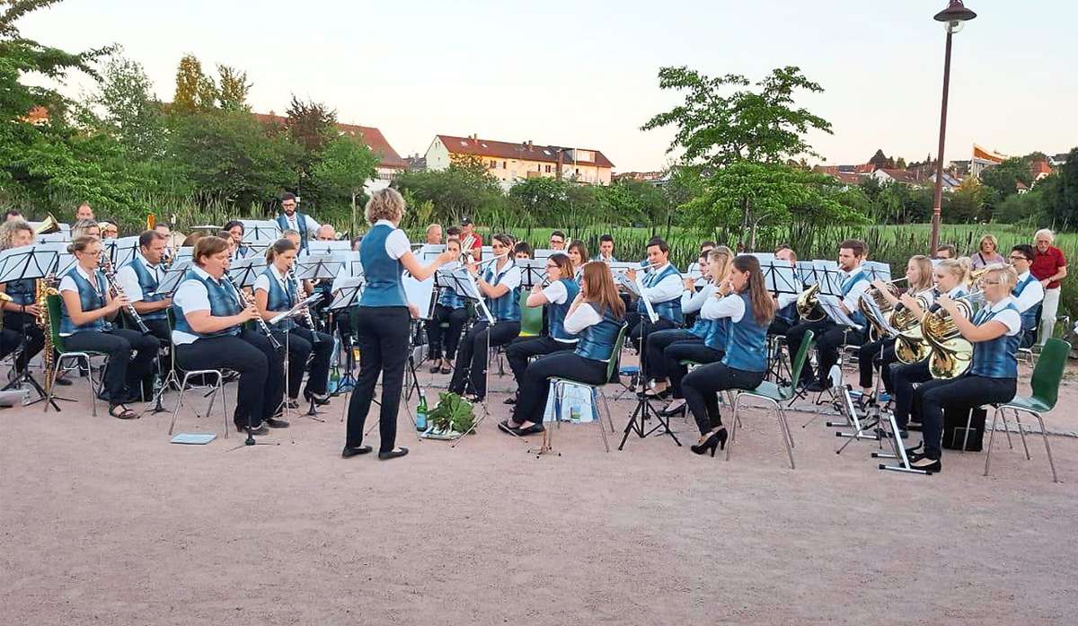 Regelmäßig gibt der Musikverein Platzkonzerte oder probt beim Weiher im Postwiesenpark vor dem Gasthaus Delle Rose.