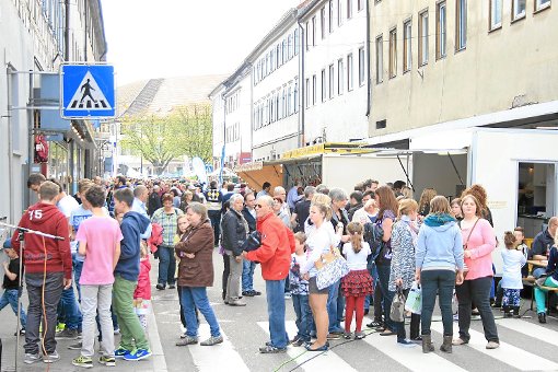 In der Sulzer Innenstadt herrschte beim verkaufsoffenen Sonntag reger Betrieb. Foto: Danner