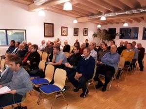 Rund 50 Zuhörer informierten sich über das mögliche Flurneuordnungsverfahren in Obernheim.  Fotos: Ungermann Foto: Schwarzwälder Bote