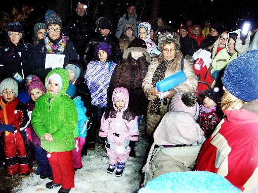 Dem Nikolaus haben die Kindegartenkinder mit ihren Erzieherinnen bei der Waldweihnacht des Schwäbischen Albvereins Bitz ein Ständchen gebracht.  Foto: Nirschl Foto: Schwarzwälder-Bote