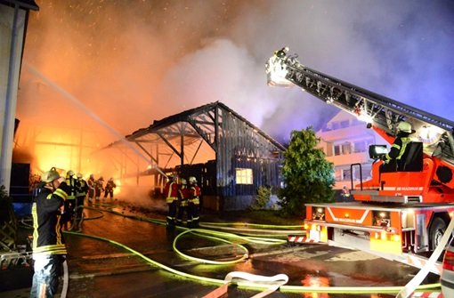 Feuerwehr im Großeinsatz: Bei einem Scheunenbrand in Aichwald-Schanbach im Kreis Esslingen ist Sachschaden in Höhe von rund 200.000 Euro entstanden. Foto: FRIEBE|PR/ Sven Friebe