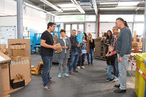 Wie aus Wellpappe Verpackungen werden, erfuhren die Besucher bei einer Führung durch die Produktionshallen der Firma Mayer Kartonagen.. Foto: Geisel Foto: Schwarzwälder-Bote