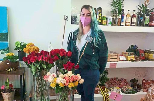 Blumen sind am Valentinstag nach wie vor begehrte Ware, stellt Mailen Hernandez fest. Foto: Poppke