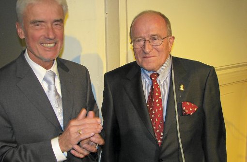 Justizminister Ulrich Goll (links) hat gestern Abend dem Furtwanger Ehrenbürger Horst Siedle die Reinhold-Maier-Nadel ans Revers geheftet. Foto: Klausner