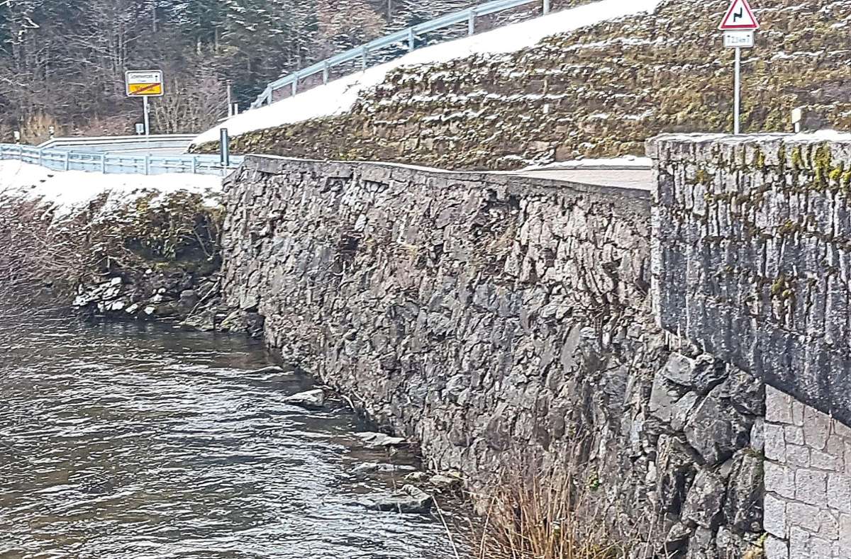 Die Sanierung der Bachmauern entlang der L 405 von Schenkenzell nach Vortal soll in den Pfingstferien beginnen. Dann ist für sechs Monate mit Verkehrsbehinderungen zu rechnen. Foto: Herzog