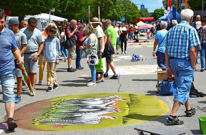 Street-Art-Festival in Blumberg: Bunte Straßenkunst auf grauem Asphalt
