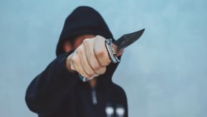 25-Jähriger von Unbekannten mit Messer bedroht und ausgeraubt