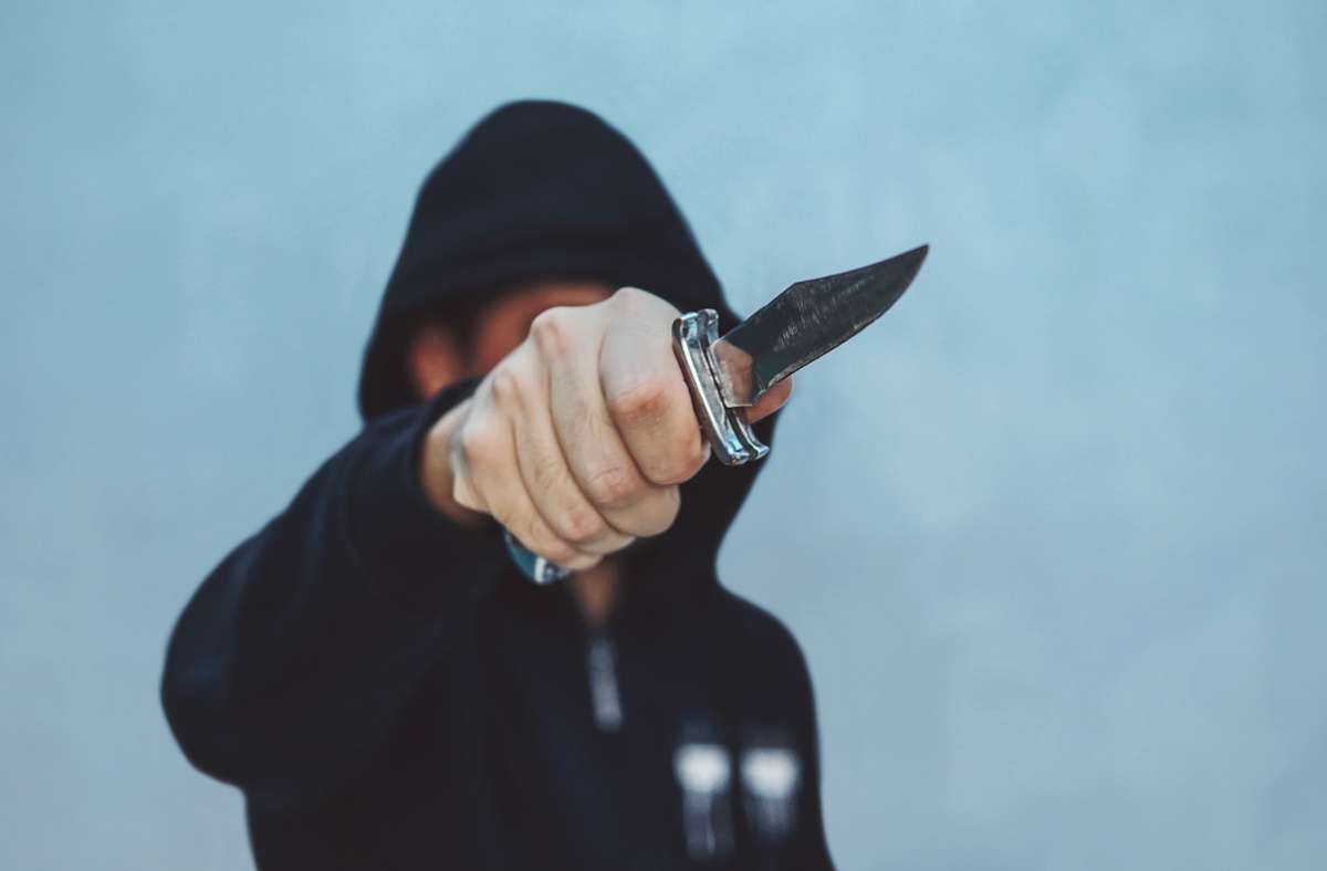 Der Tatverdächtige bedrohte die beiden jungen Männer mit einem Messer. (Symbolfoto) Foto: Shutterstock/diy13