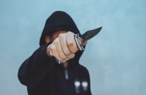 Erst beklaute der Täter den 22-Jährigen, dann bedrohte der ihn mit einem Messer und flüchtete. (Symbolfoto) Foto: Shutterstock/diy13