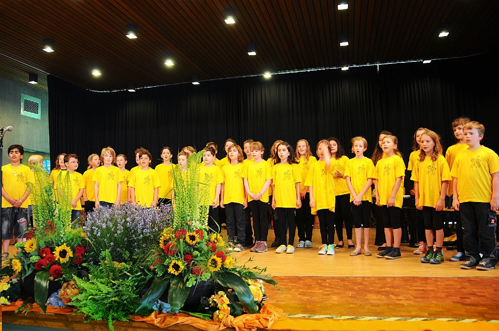 Adieu Madame la Professeure haben die Kinder der Lammerberg-Grundschule, die nun selbst umziehen müssen, für ihre scheidende Rektorin gesungen.  Fotos: Fischer