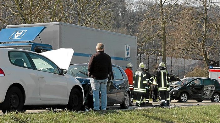 30.000 Euro Schaden bei Unfall auf B 33