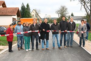 Mit einem beherzten Scherenschnitt weiht Bürgermeister Stefan Hammer den Hesseweg in Vöhringen ein. Foto: Danner Foto: Schwarzwälder-Bote