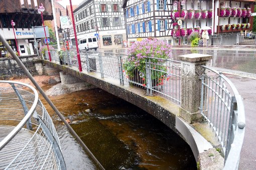 Der Triebwerkskanal ist schon abgebaut, jetzt muss die Stadtbrücke aus Hochwasserschutzgründen noch mit einem mobilen Schutz ausgestattet werden. Foto: Wegner Foto: Schwarzwälder-Bote