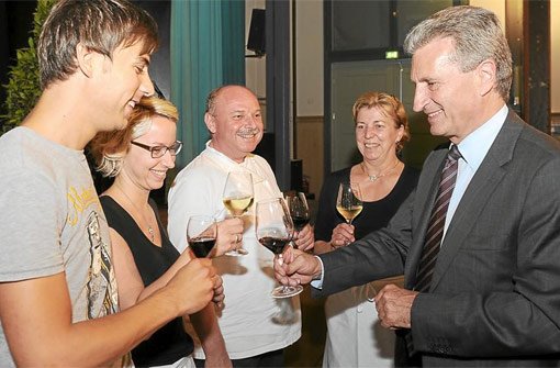 Weinredner Günther Oettinger (rechts) bedankt sich bei dem Team von Rose und Heiner Hamberger (Bildmitte) für die gute Küche. Foto: Fritsch