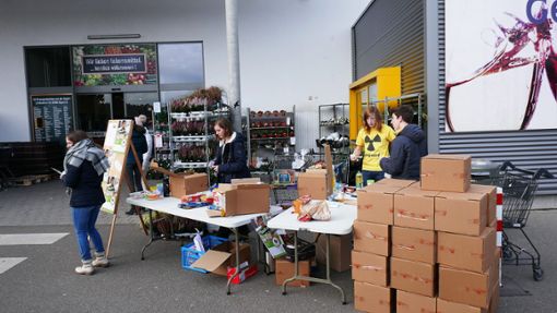 Mehr als 100 Päckchen mit Lebensmitteln und Geschenken kamen zusammen.  Foto: Göttling Foto: Schwarzwälder Bote